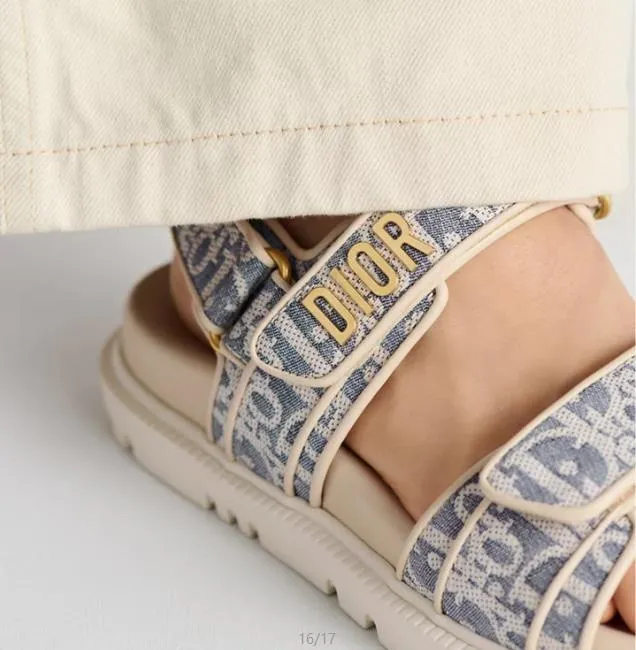 👟👟Ex-factory price 500👟👟 These Dioract sandals are carefully made of blue plaid jacquard fabric and other materials, decorated with off-white raffia Oblique print, fashionable and modern. The insole is made of lightweight and comfortable leather that fits the shape of the foot, and is equipped with a Velcro strap. The upper strap is embellished with a gold-finished metal Dior logo, which is more refined. Can be matched with various styles to show modern style. . Help surface material: fabric. Dior signature in gold-finish metal. 2 adjustable Velcro straps. Leather insole that fits the shape of the foot, soft and lightweight texture, EVA notch sole decorated with Christian Dior's lucky star symbol Made in Italy Code number: 35--42 (41 42 customized, non-refundable)